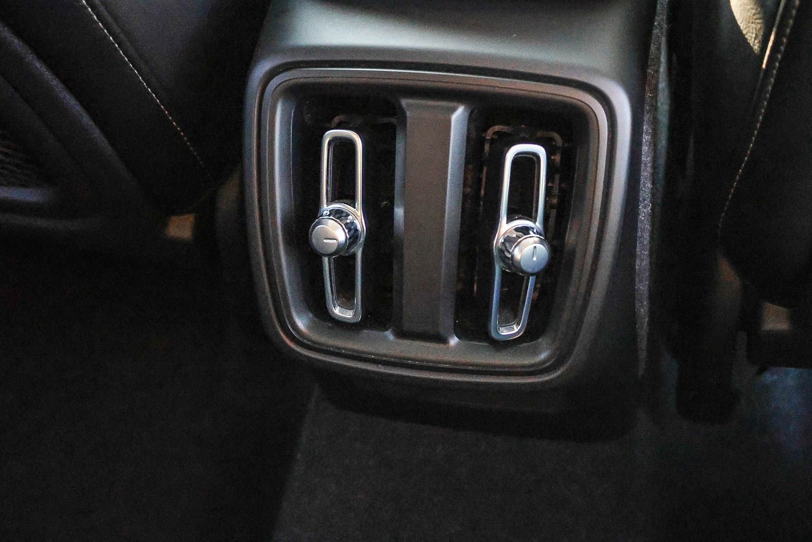 Used 2023 Volvo XC40 B5 Ultimate w/ Protection Package Premier image 25