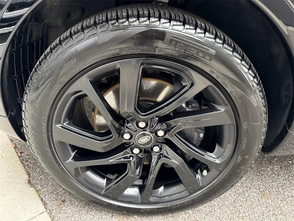 Used 2025 Land Rover Discovery Dynamic SE image 12