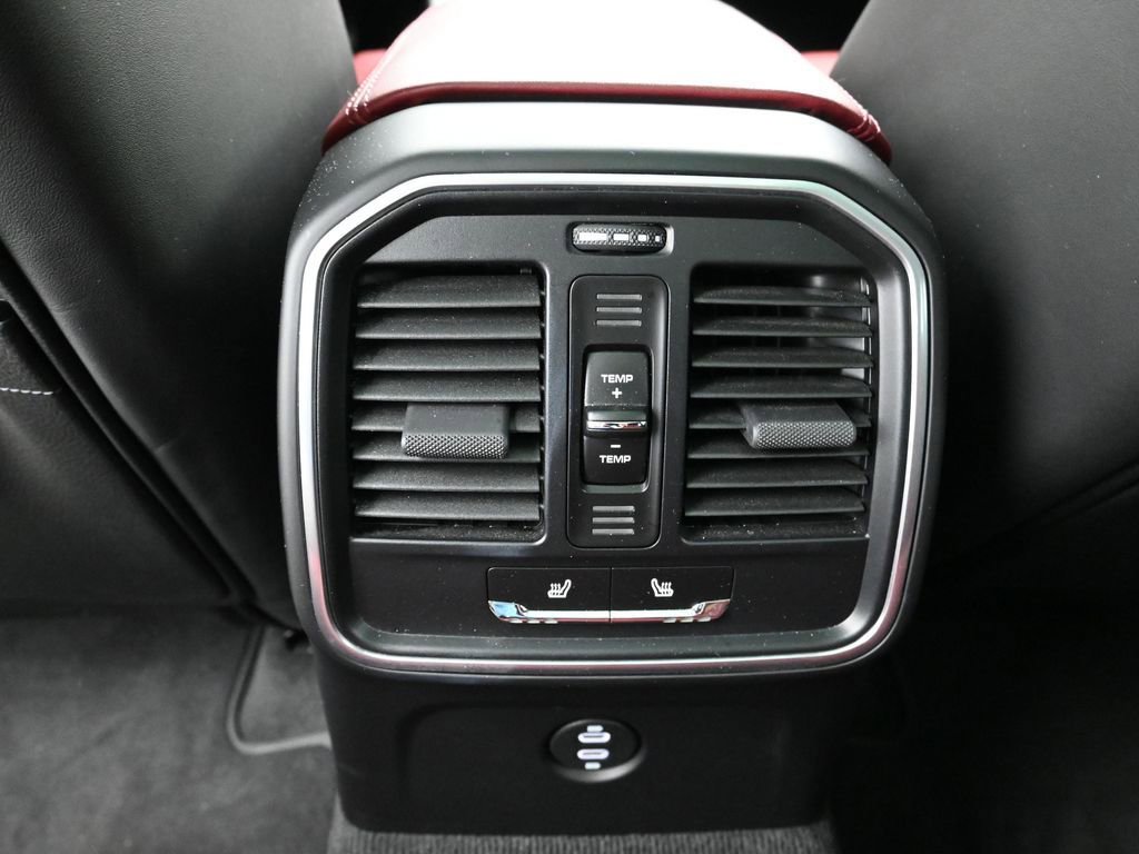 Certified 2022 Porsche Macan image 17