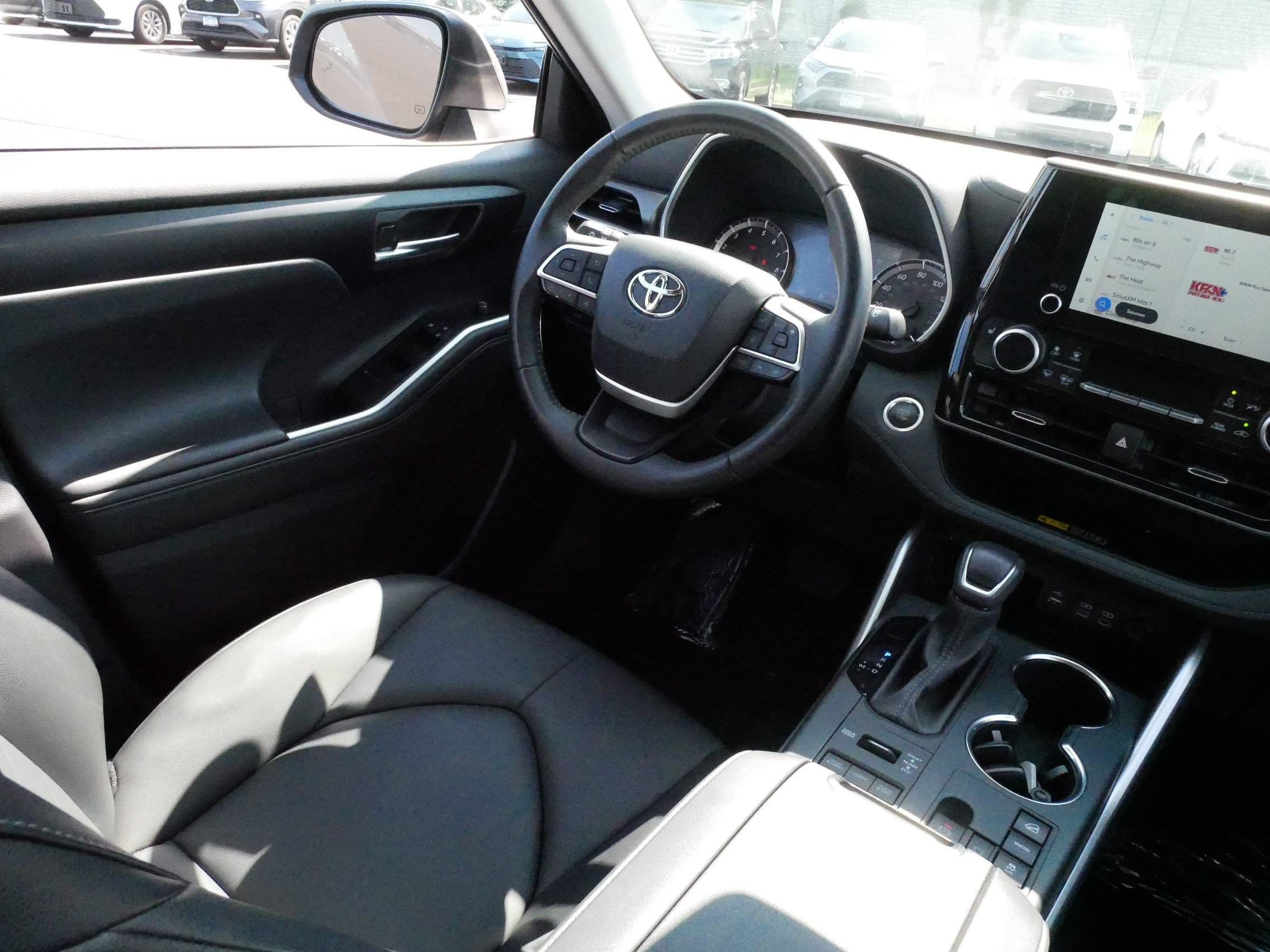 Used 2025 Toyota Highlander XLE AWD/4WD image 9