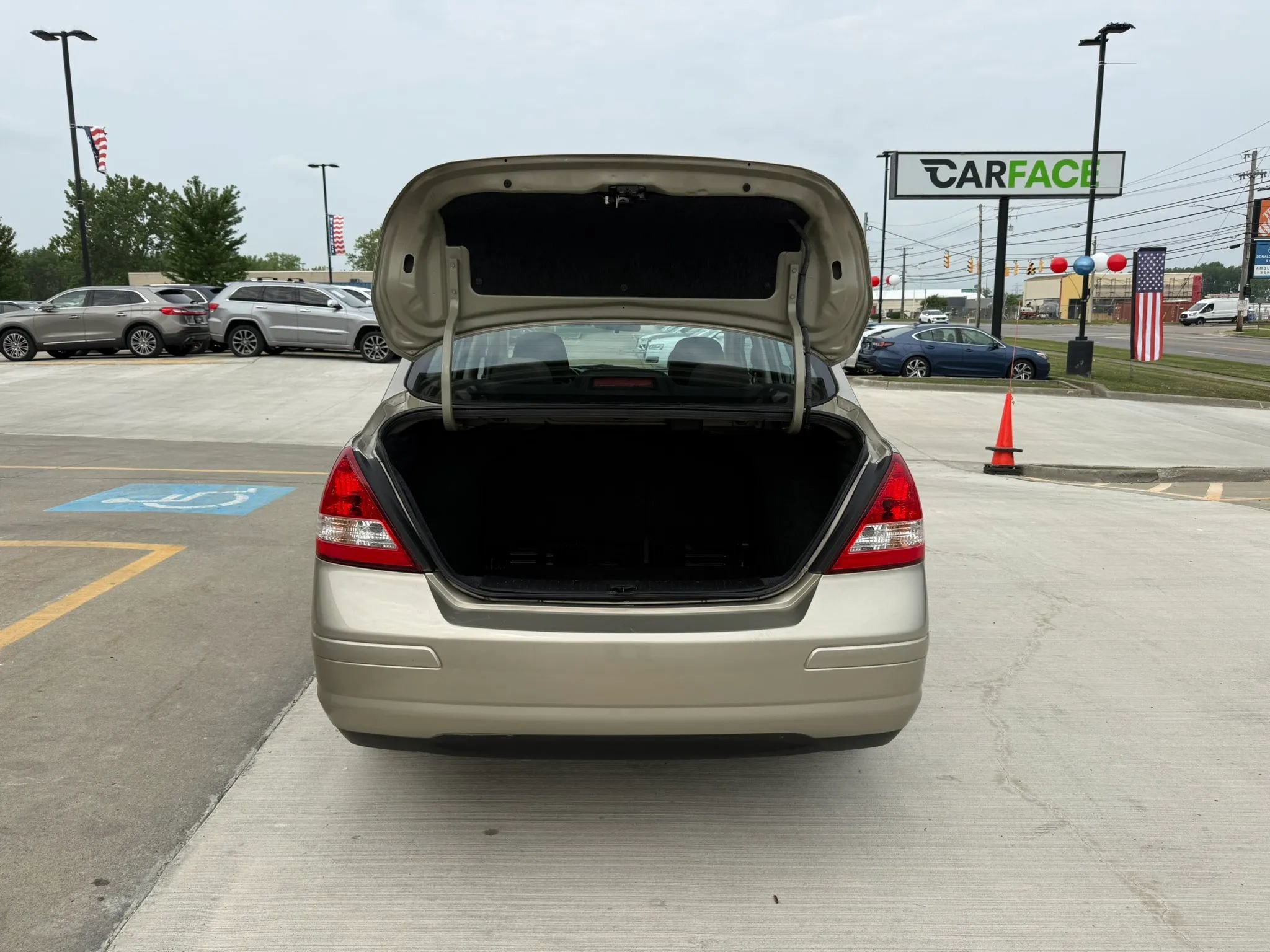 Used 2009 Nissan Versa Sedan w/ Convenience Pkg FWD image 12