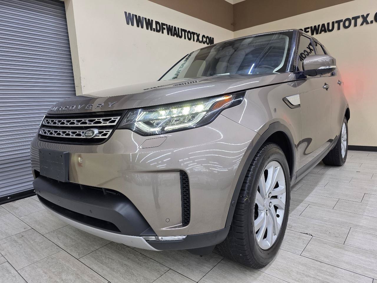 Used 2017 Land Rover Discovery HSE AWD/4WD image 2