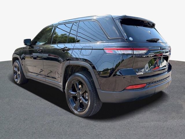 Used 2023 Jeep Grand Cherokee Limited w/ Luxury Tech Group II AWD/4WD image 2