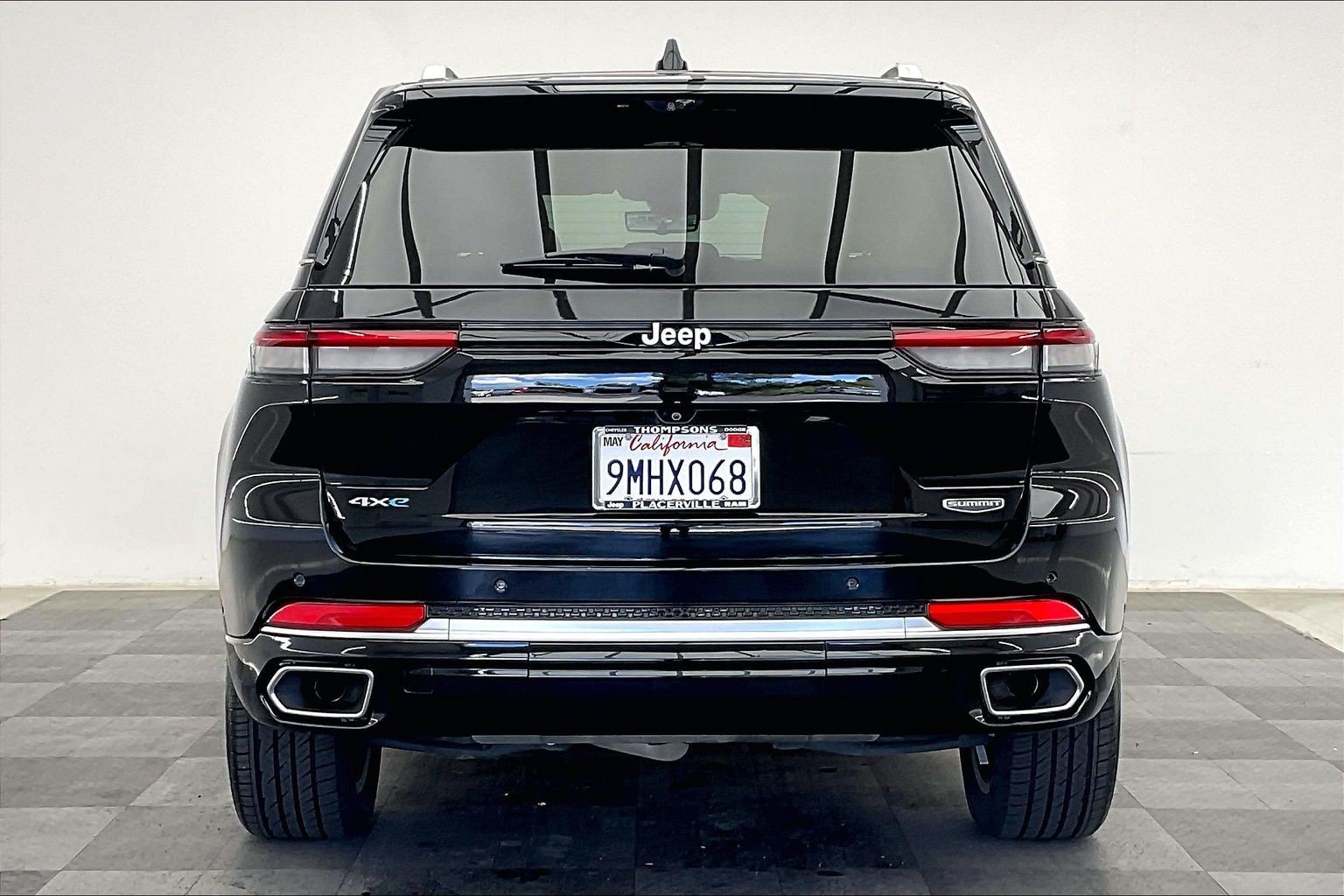 Used 2022 Jeep Grand Cherokee Summit w/ Advanced Protech Group IV AWD/4WD image 3