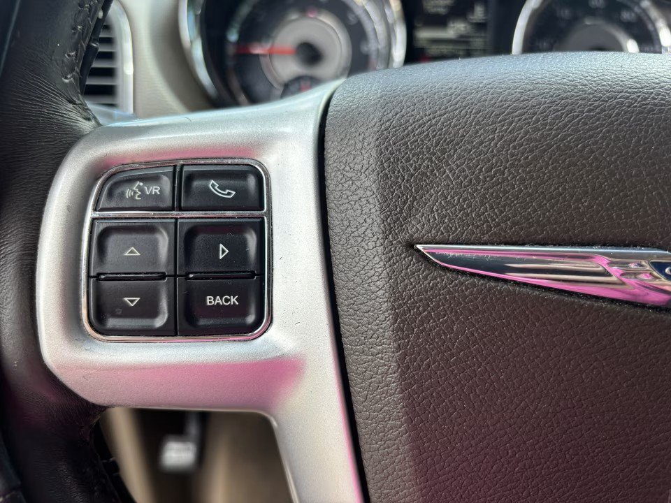 Used 2016 Chrysler Town & Country Touring FWD image 30