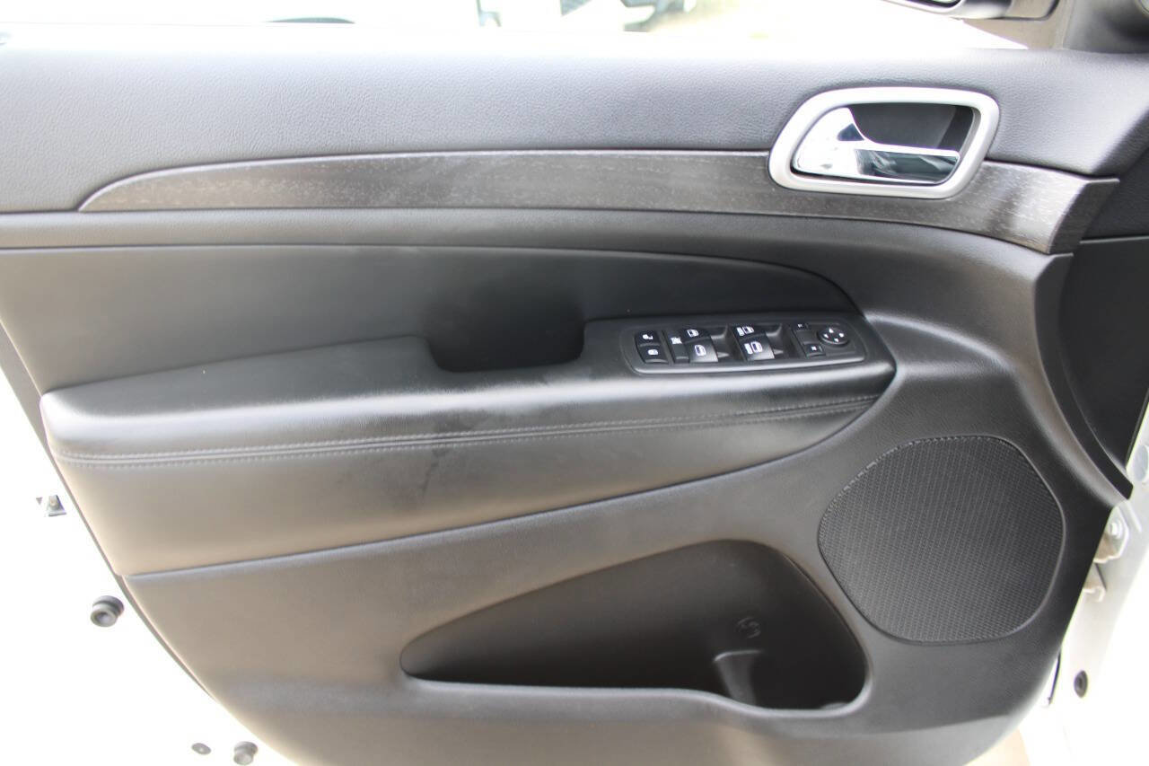 Used 2018 Jeep Grand Cherokee Altitude AWD/4WD image 18