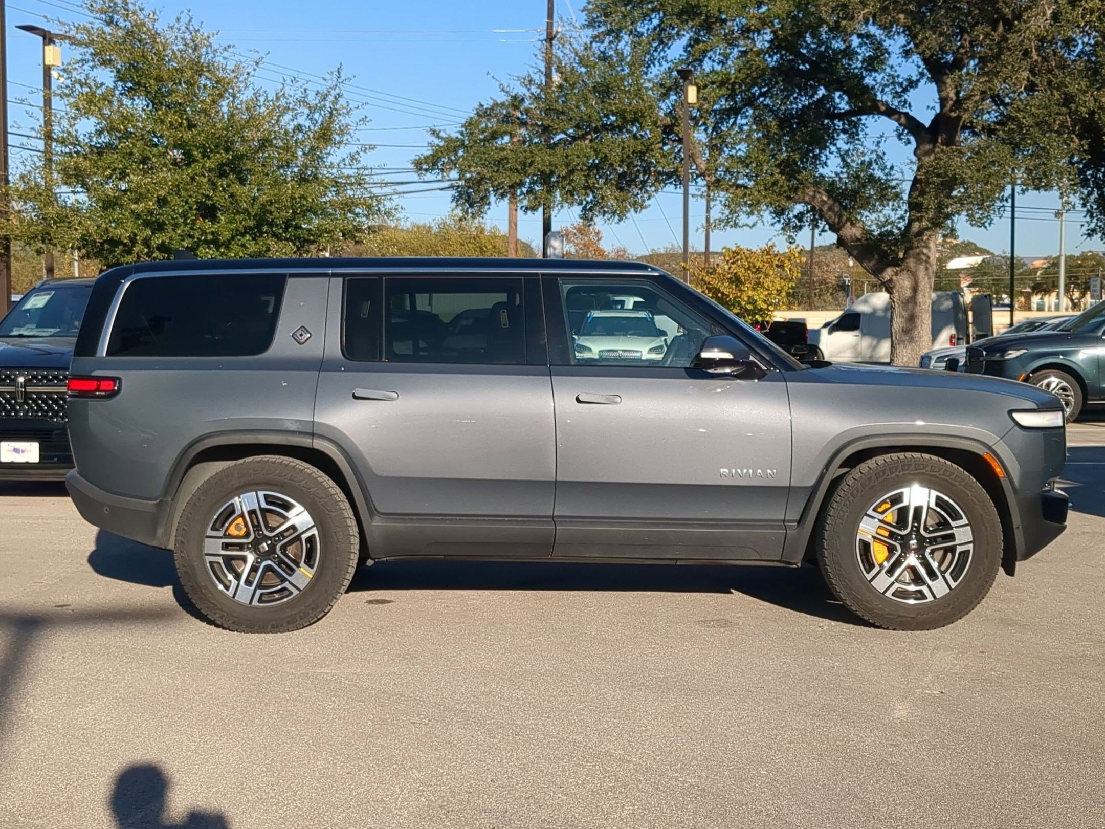 Used 2022 Rivian R1S Launch Edition image 2