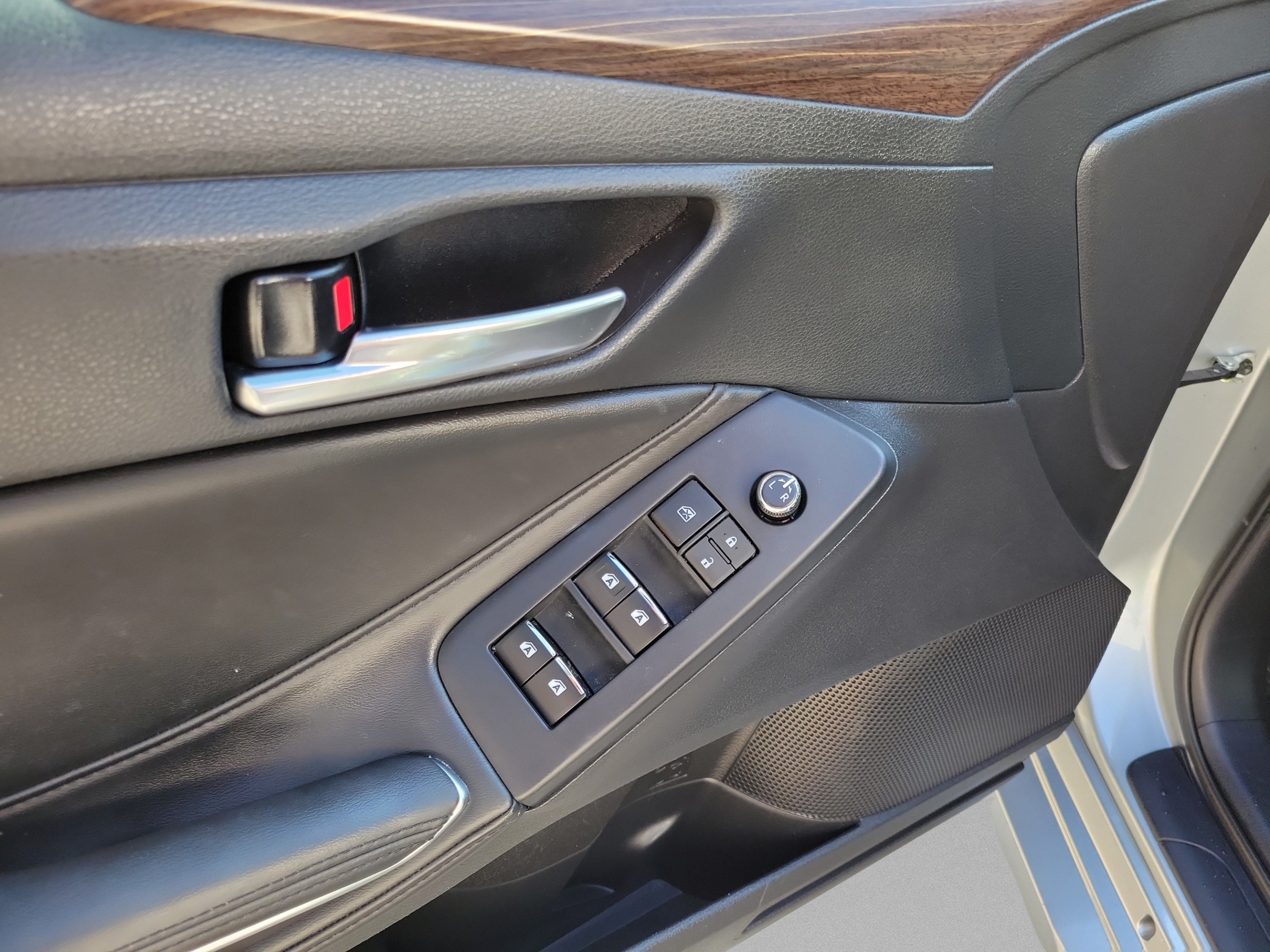 Used 2021 Toyota Avalon XLE w/ Moonroof Package FWD image 7