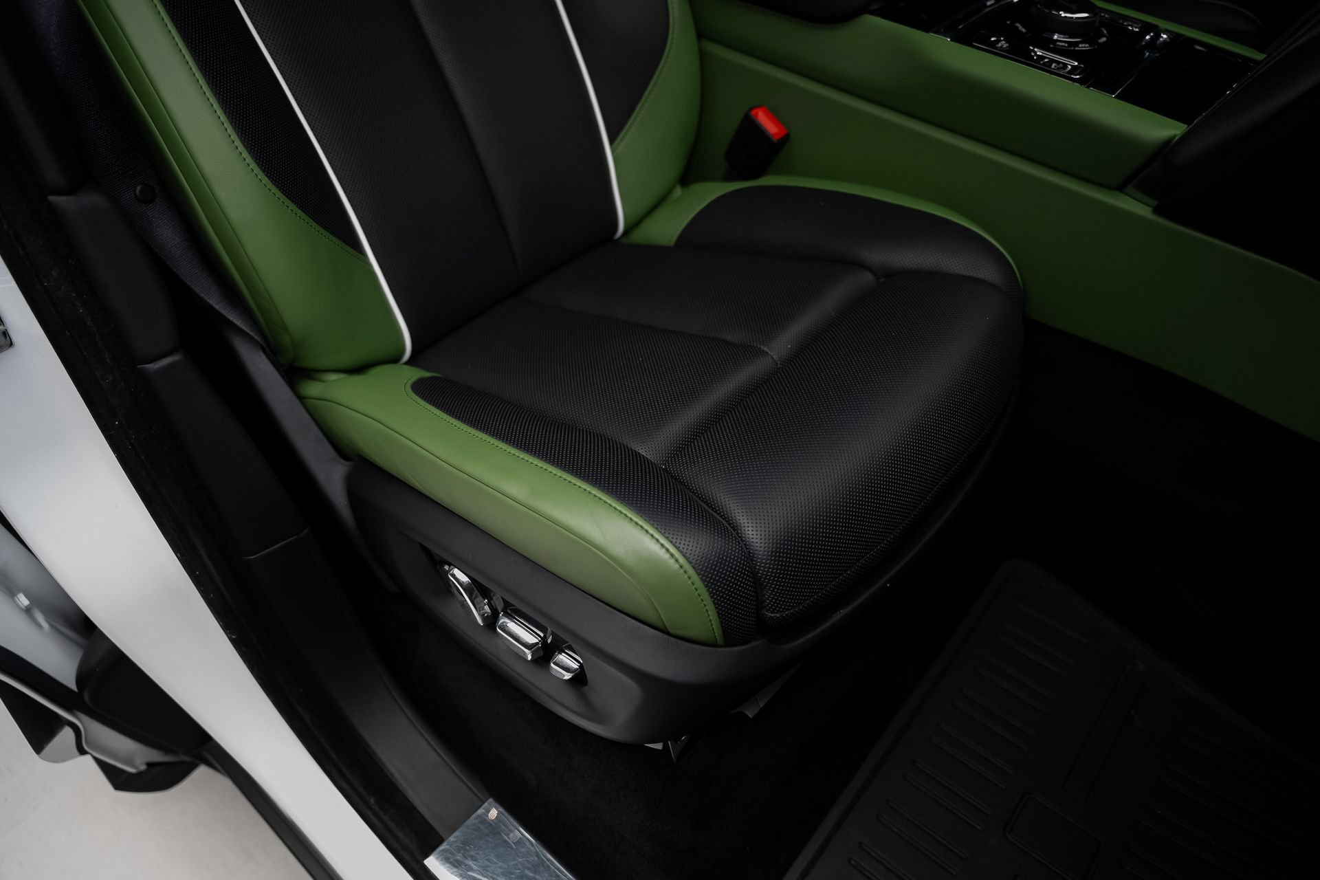Used 2024 Rolls-Royce Cullinan w/ Cullinan Package AWD/4WD image 70