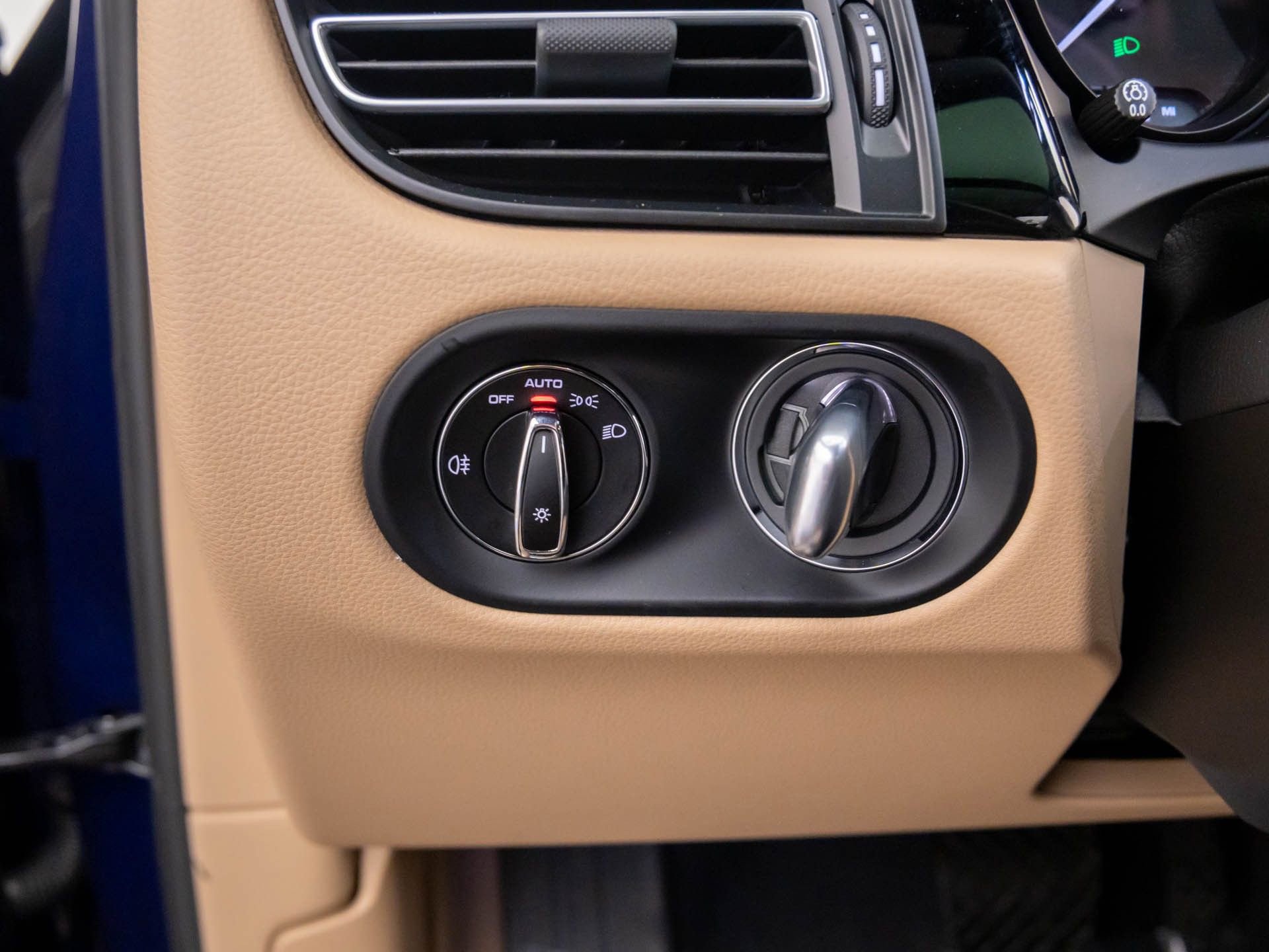 Certified 2025 Porsche Macan image 21