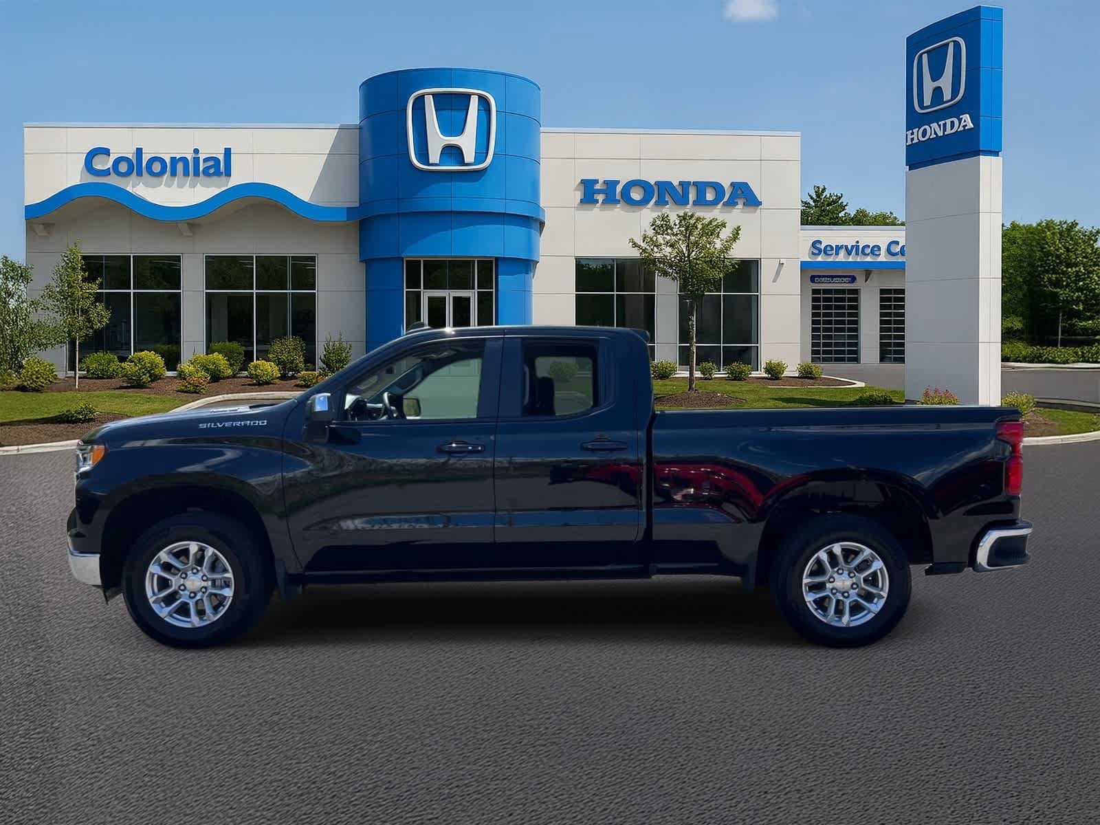 Used 2025 Chevrolet Silverado 1500 LT AWD/4WD image 3