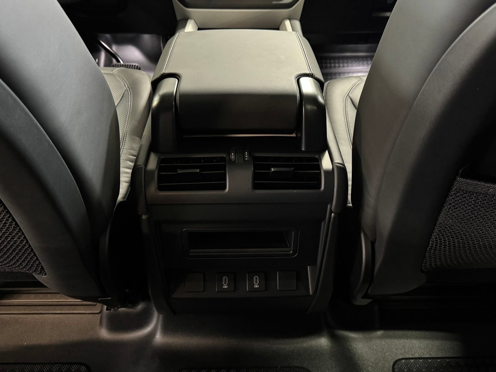 New 2026 Land Rover Defender 110 X-Dynamic SE AWD/4WD image 37
