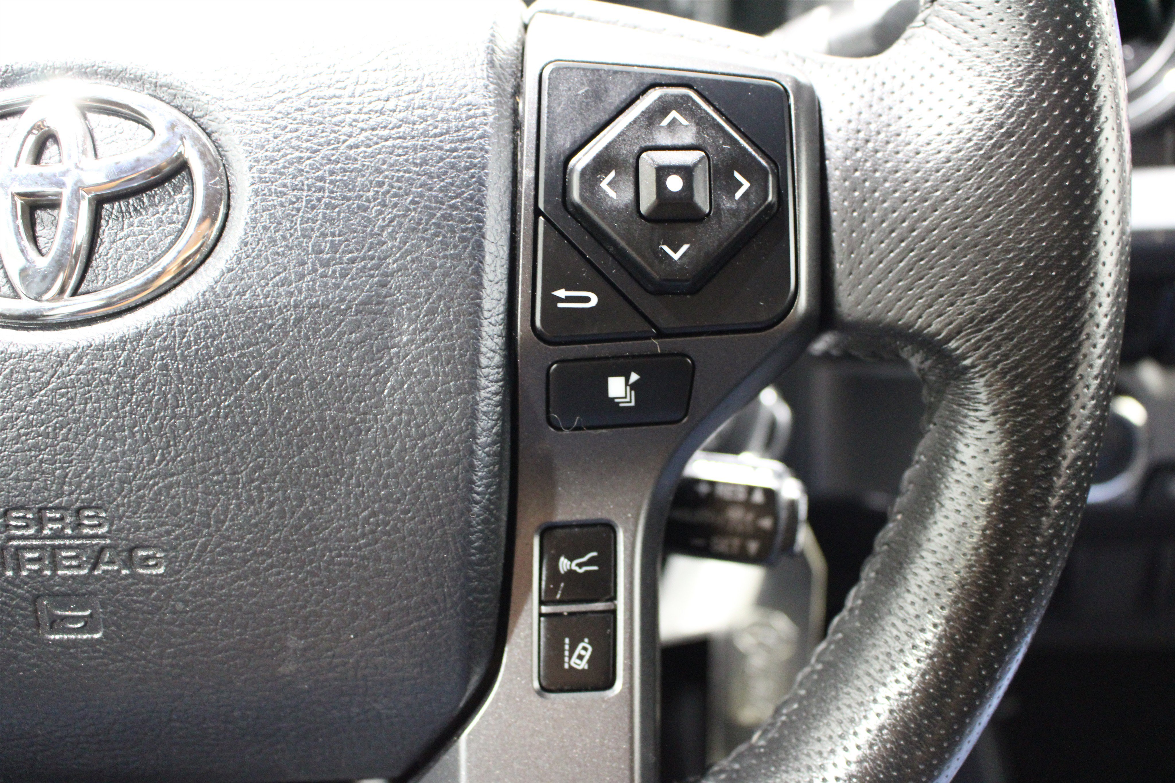 Used 2018 Toyota Tacoma TRD Off-Road w/ Technology Package AWD/4WD image 12