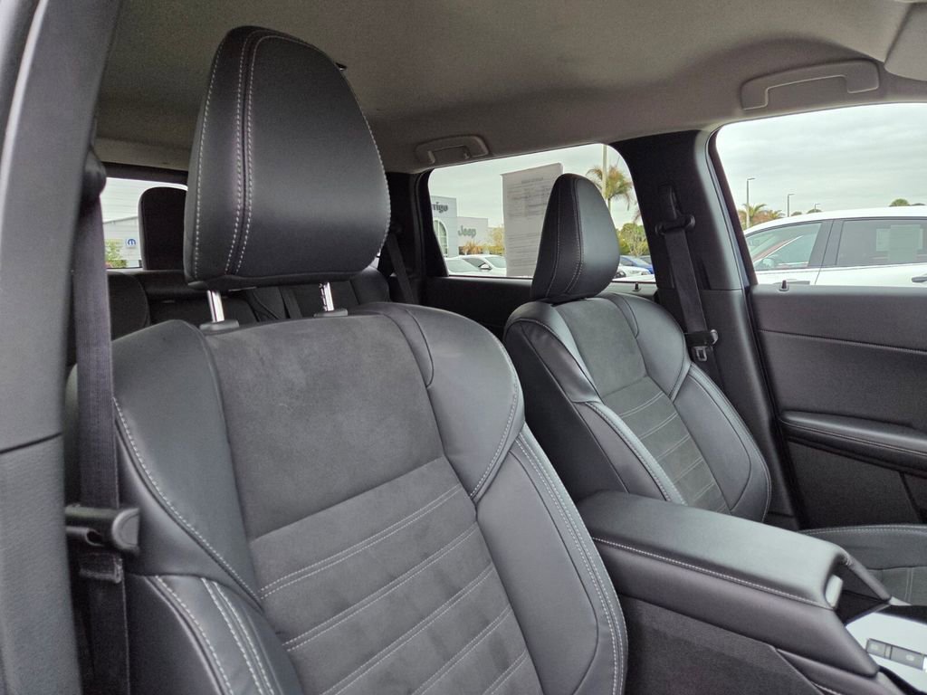 Used 2025 Mitsubishi Outlander SE image 11