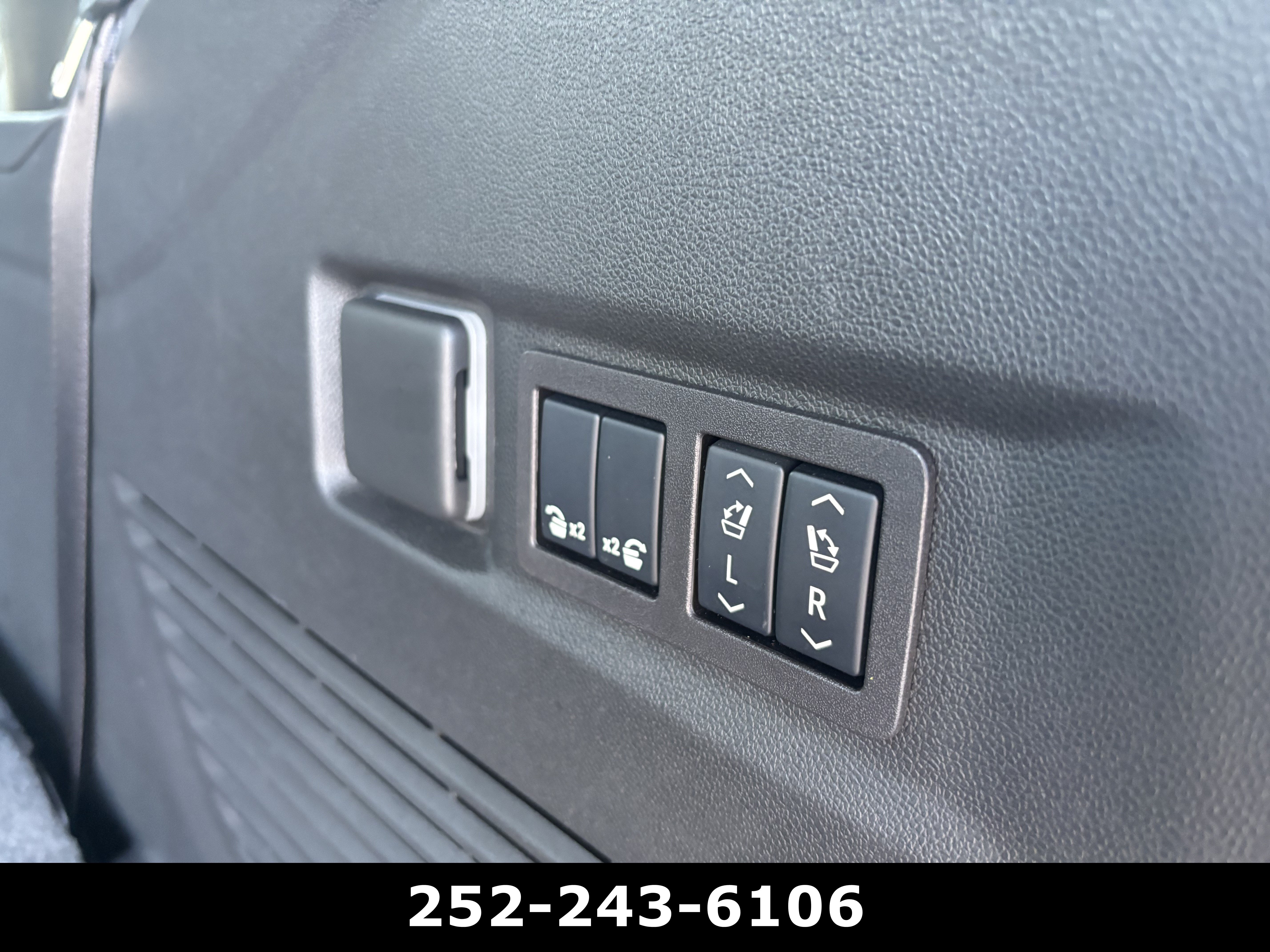 Used 2025 GMC Yukon AT4 Ultimate AWD/4WD image 30