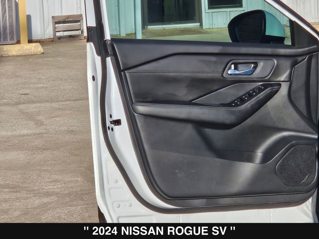 Used 2024 Nissan Rogue SV w/ SV Premium Package image 14