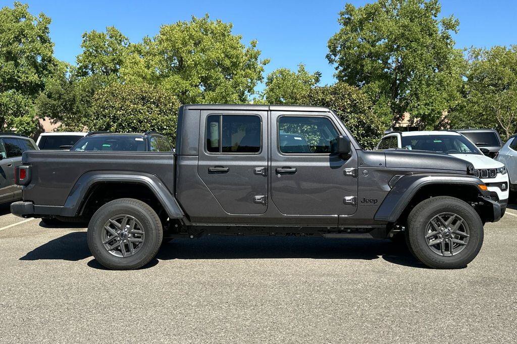 New 2026 Jeep Gladiator Sport AWD/4WD image 3