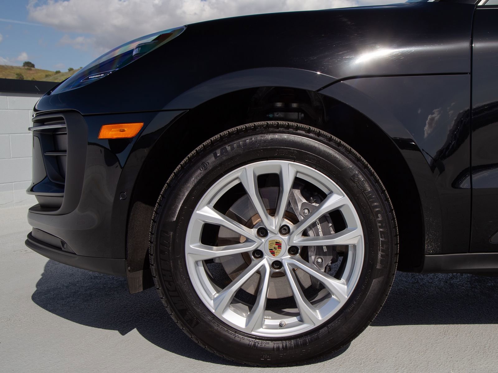 Certified 2025 Porsche Macan AWD/4WD image 11