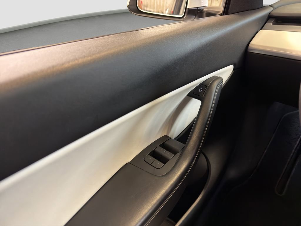 Used 2022 Tesla Model Y Long Range AWD/4WD image 11