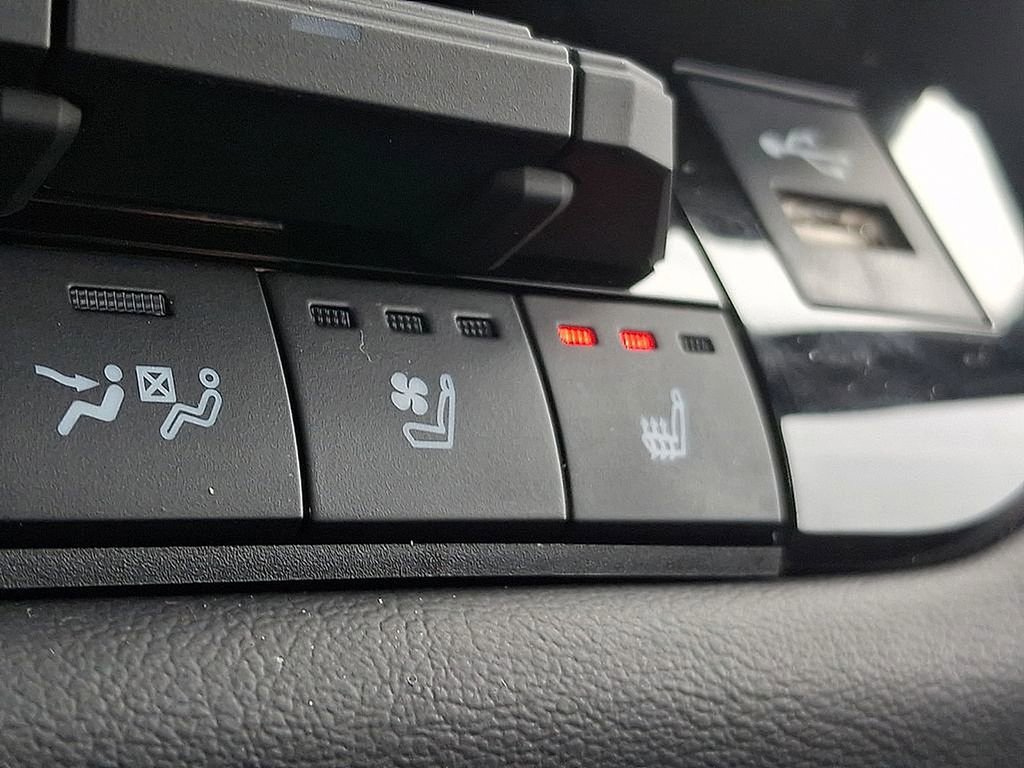 Used 2025 Toyota Sequoia Platinum AWD/4WD image 27