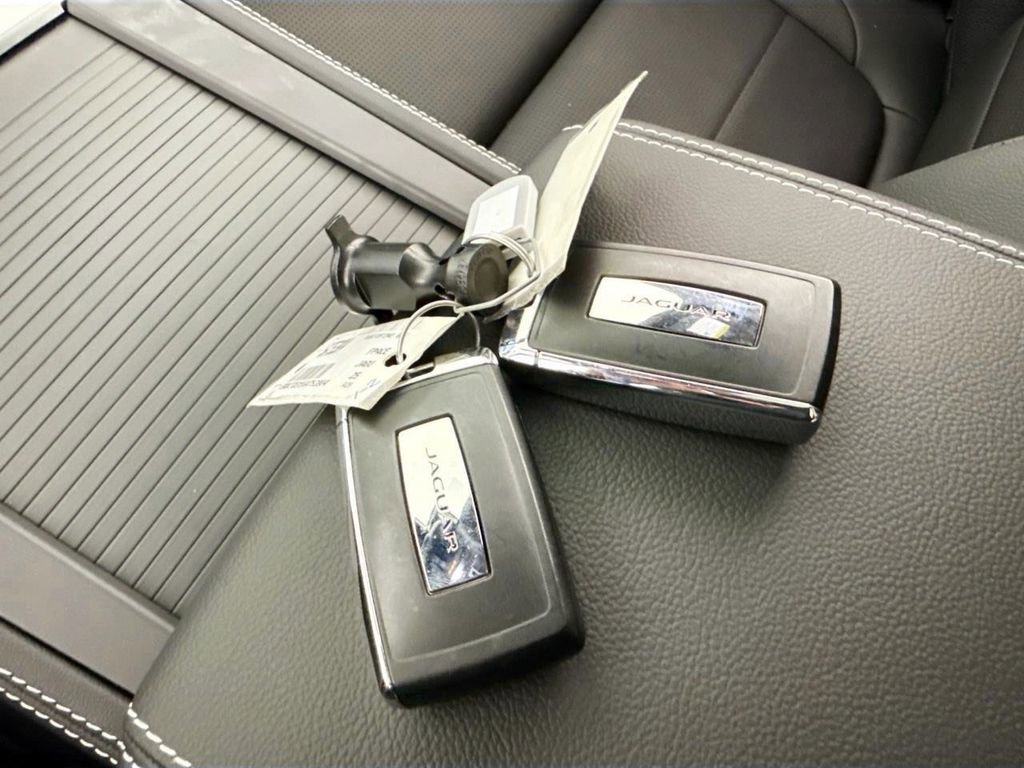 Certified 2025 Jaguar F-PACE R-Dynamic S image 17