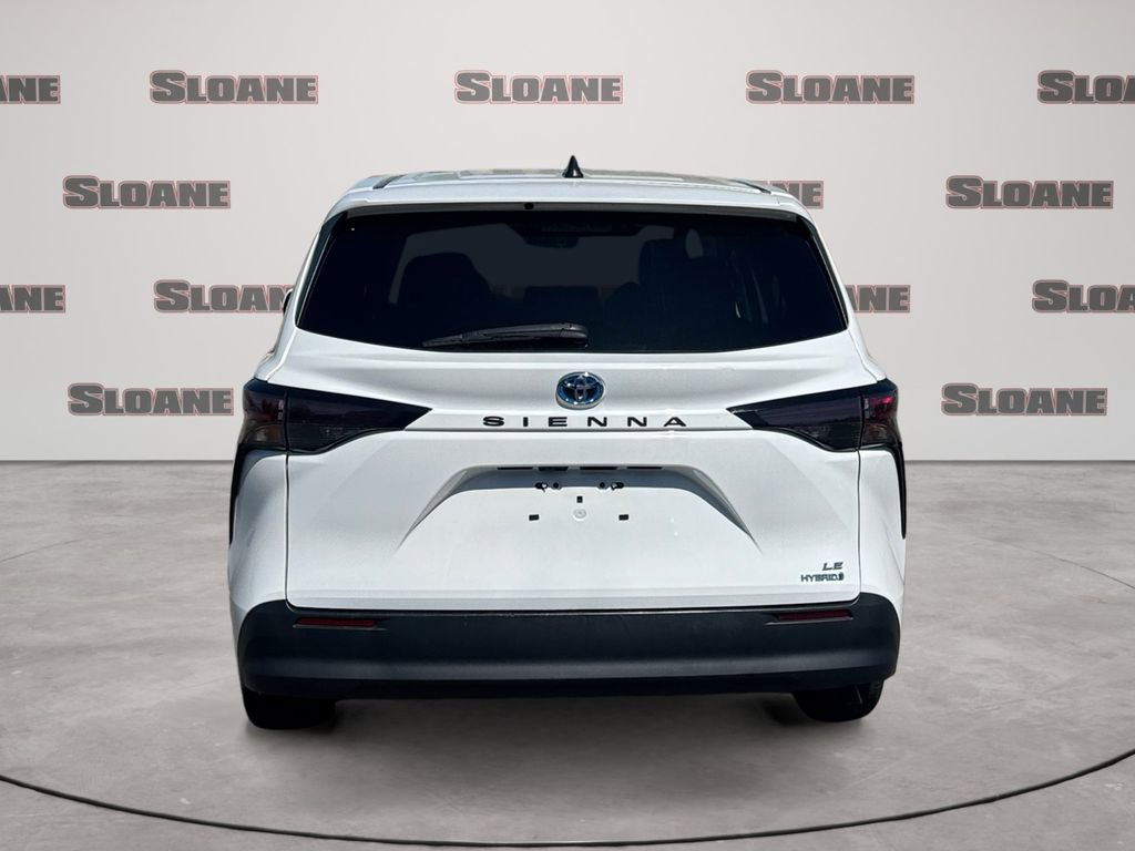Used 2024 Toyota Sienna LE FWD image 4