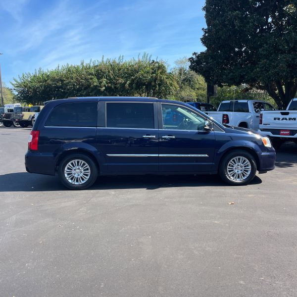 Used 2015 Chrysler Town & Country Limited image 6