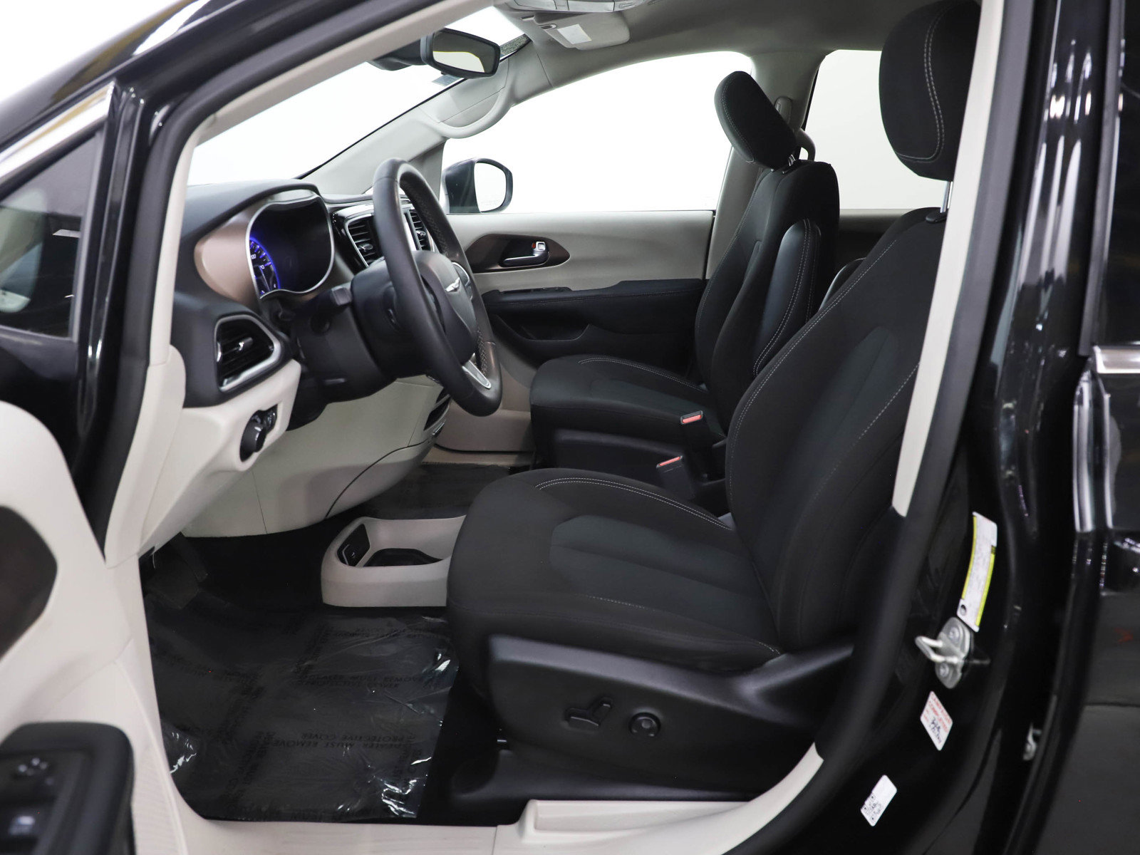 Used 2024 Chrysler Voyager LX image 15