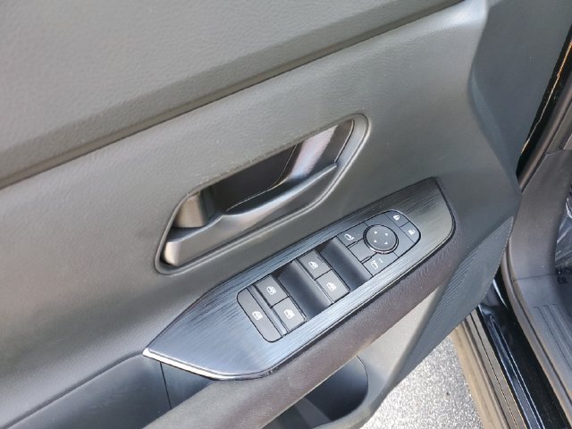Used 2025 Nissan Kicks S FWD image 13