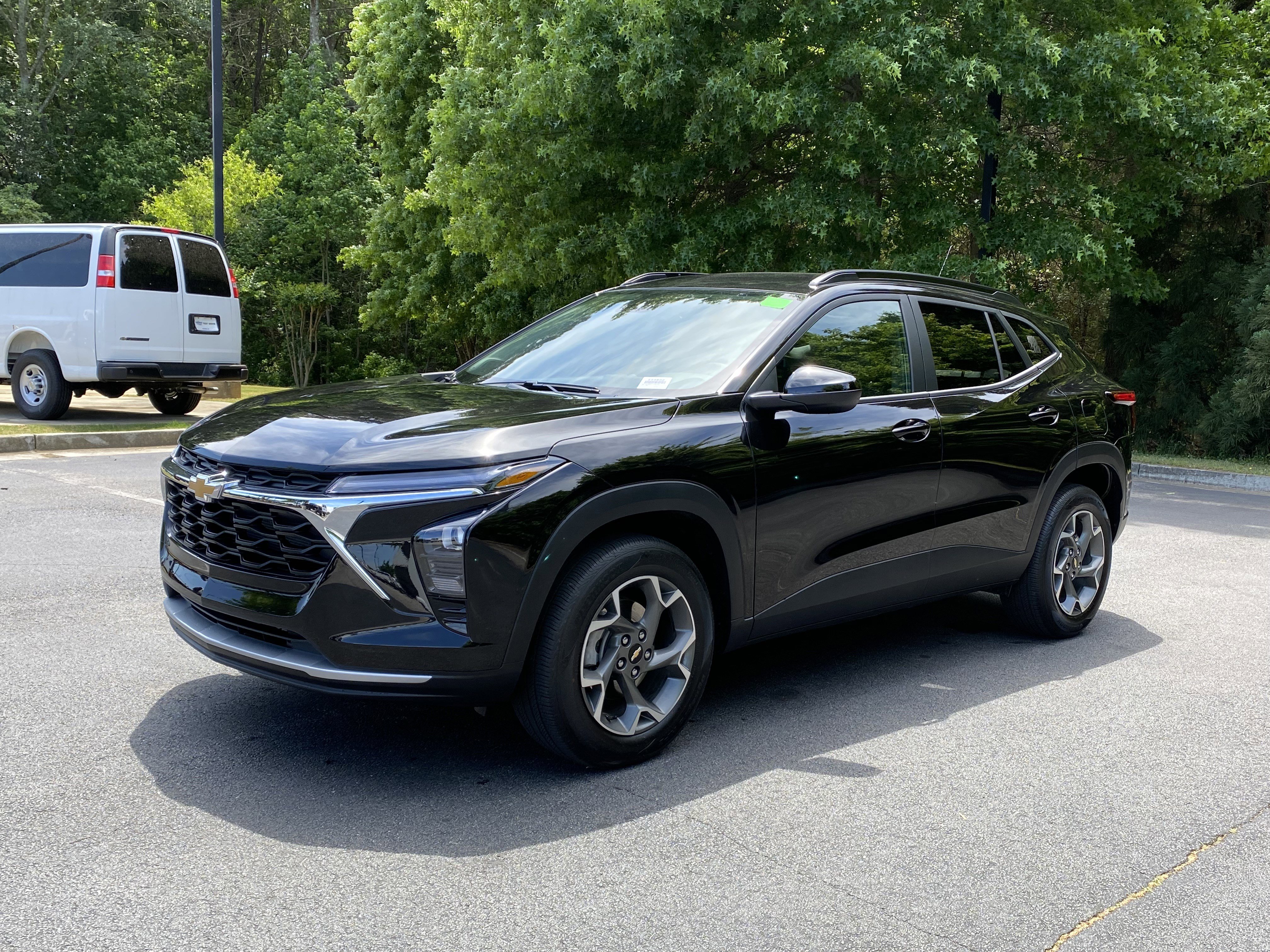 Used 2026 Chevrolet Trax LT w/ LPO, Blackout Package FWD image 5