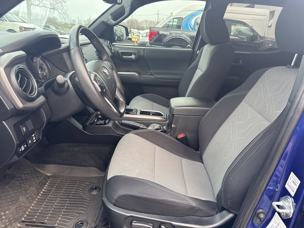 Used 2022 Toyota Tacoma TRD Sport w/ Technology Package image 10