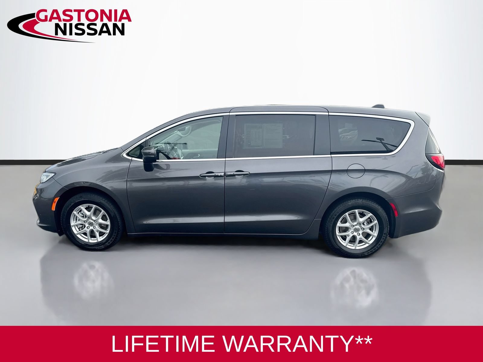 Used 2023 Chrysler Pacifica Touring-L FWD image 2