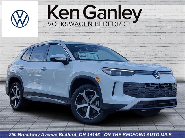 New 2025 Volkswagen Tiguan SE image 1