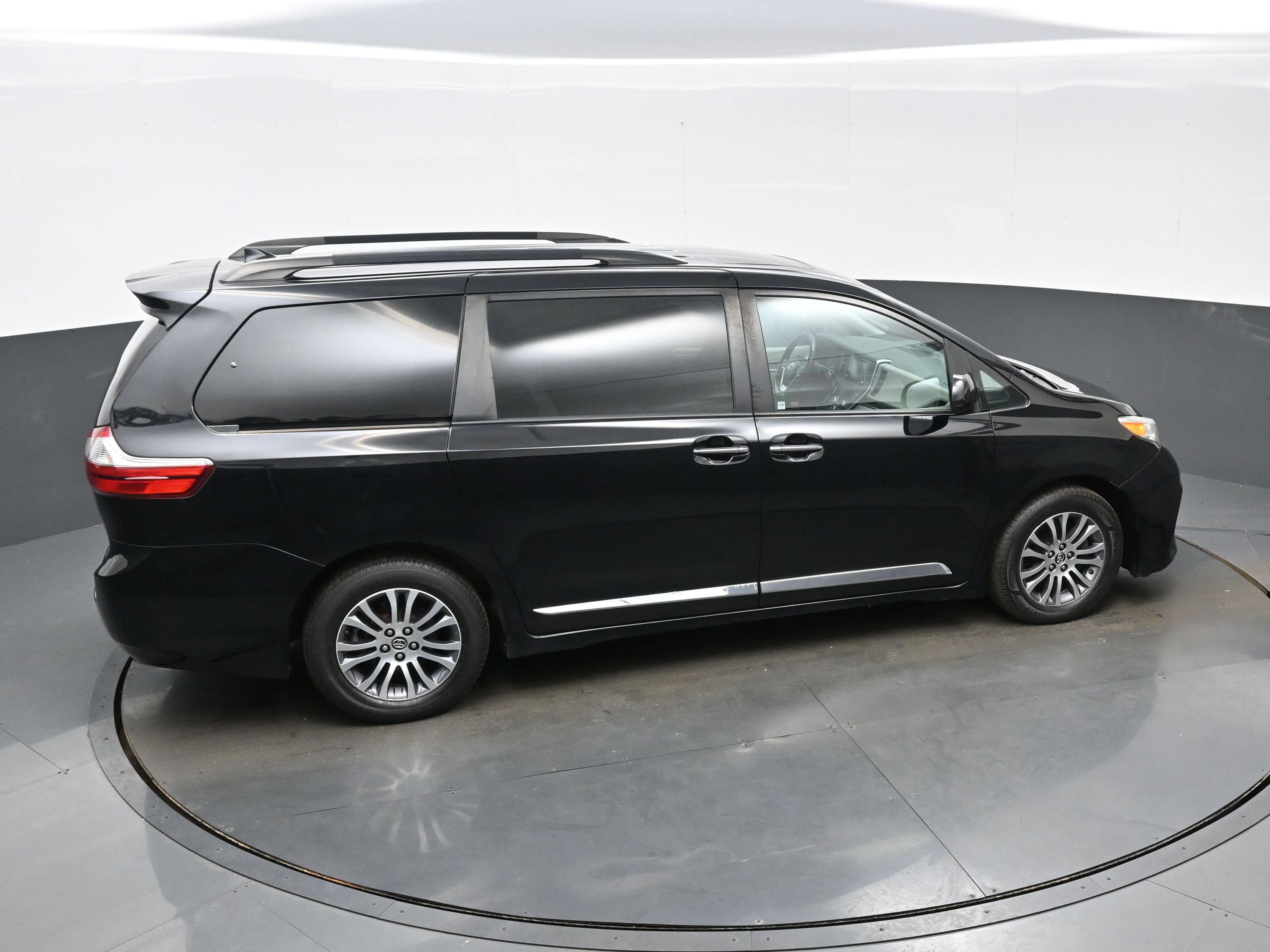 Used 2020 Toyota Sienna XLE FWD image 40