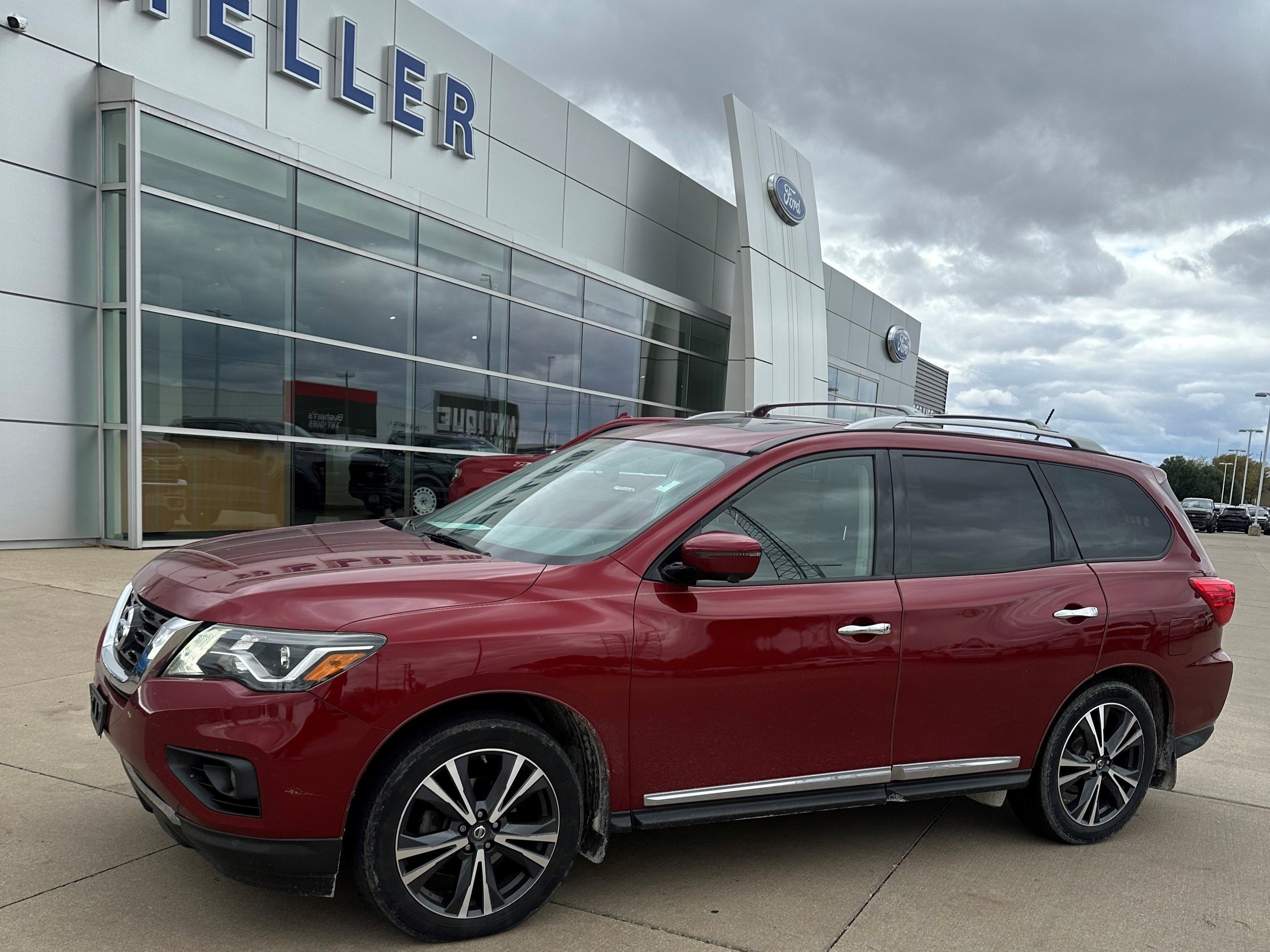 Used 2018 Nissan Pathfinder Platinum image 3