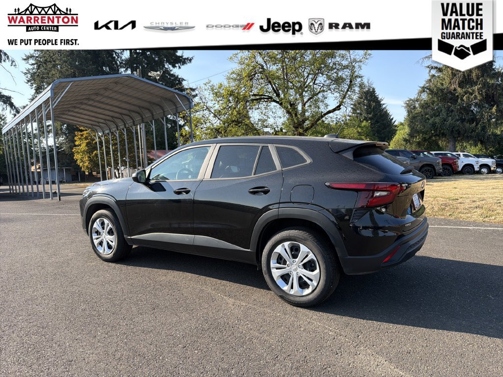 Used 2024 Chevrolet Trax LS FWD image 4