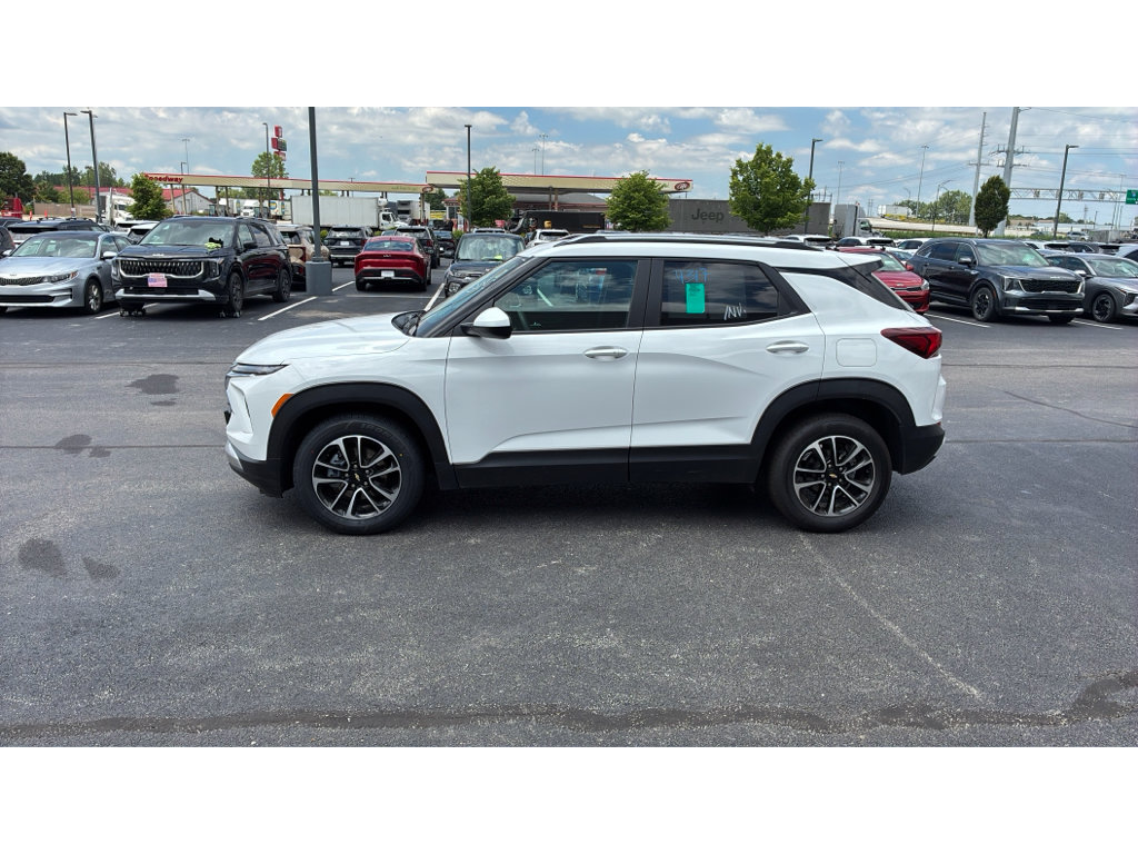 Used 2025 Chevrolet TrailBlazer LT FWD image 3