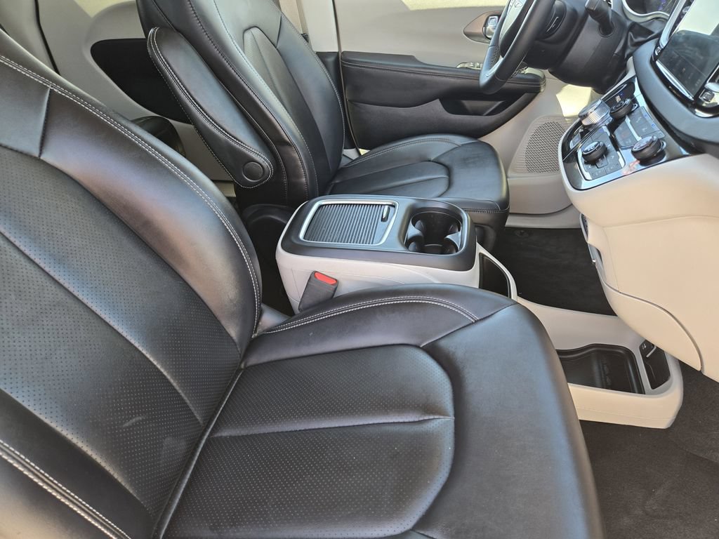 Used 2024 Chrysler Pacifica Touring-L FWD image 19