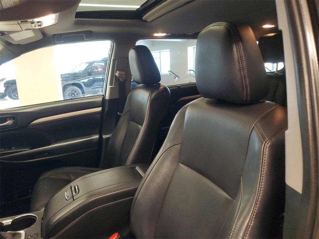 Used 2019 Toyota Highlander XLE image 18