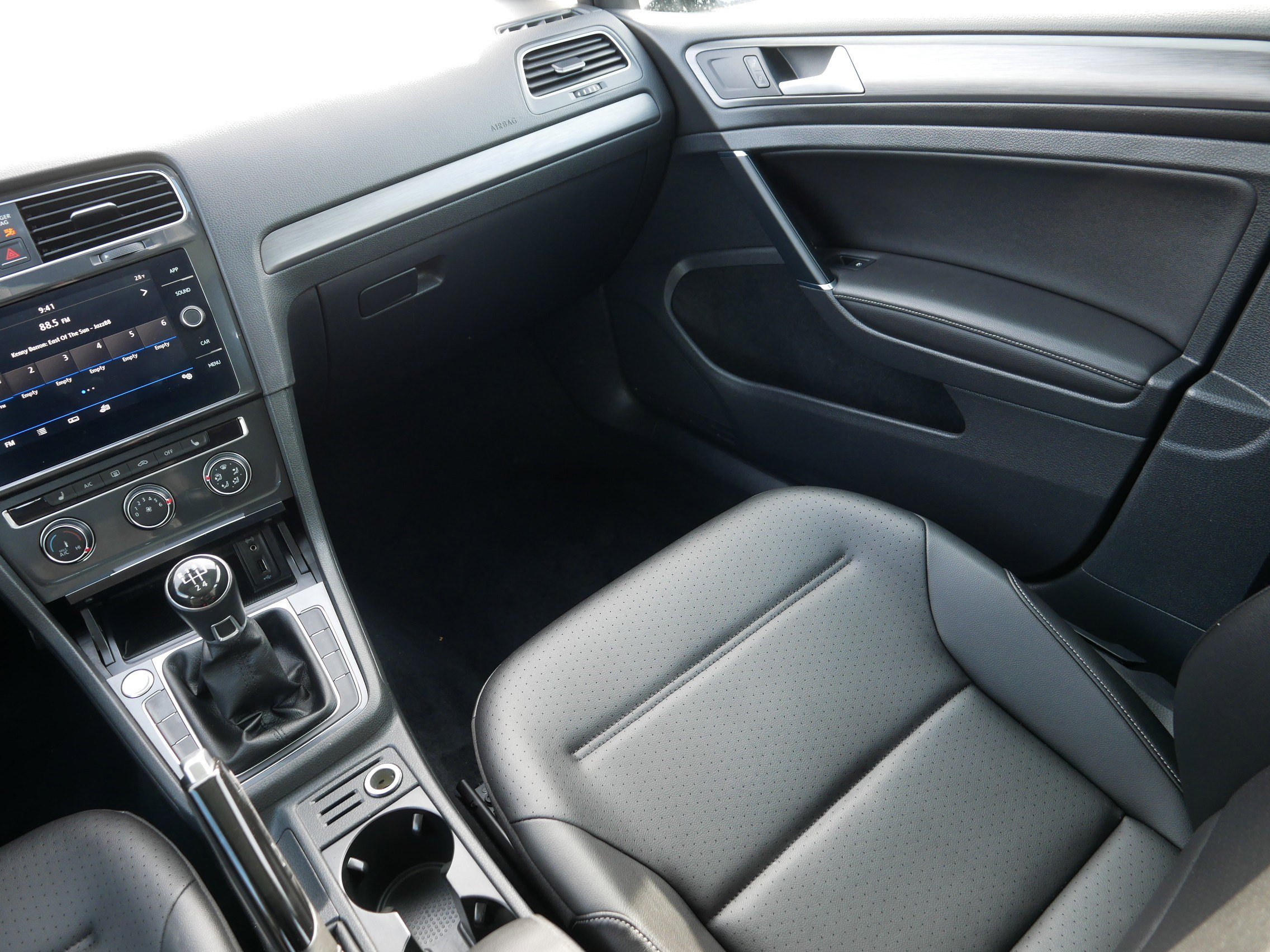 Used 2018 Volkswagen Golf SE image 11