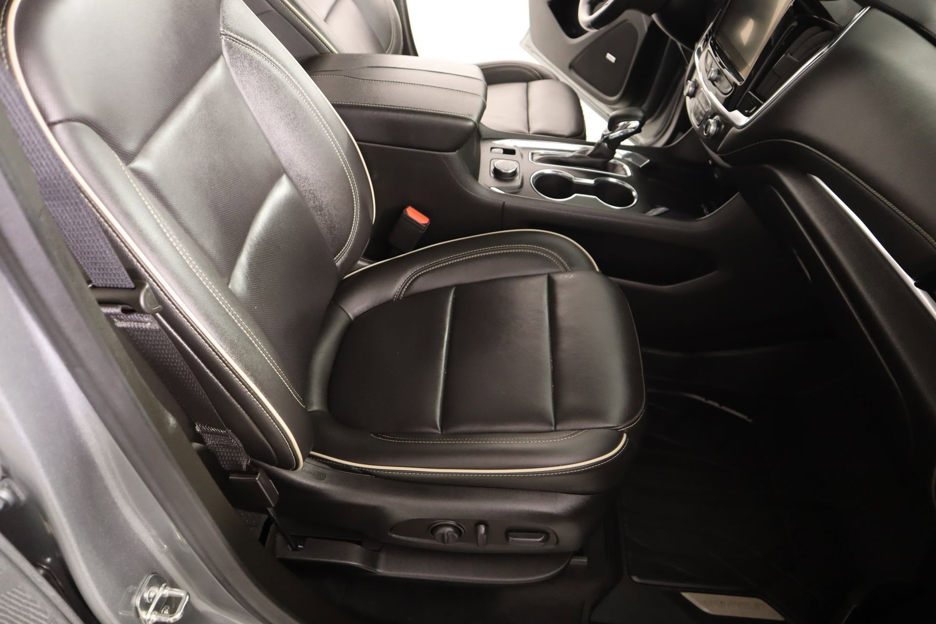 Used 2023 Chevrolet Traverse Premier w/ Redline Edition image 14