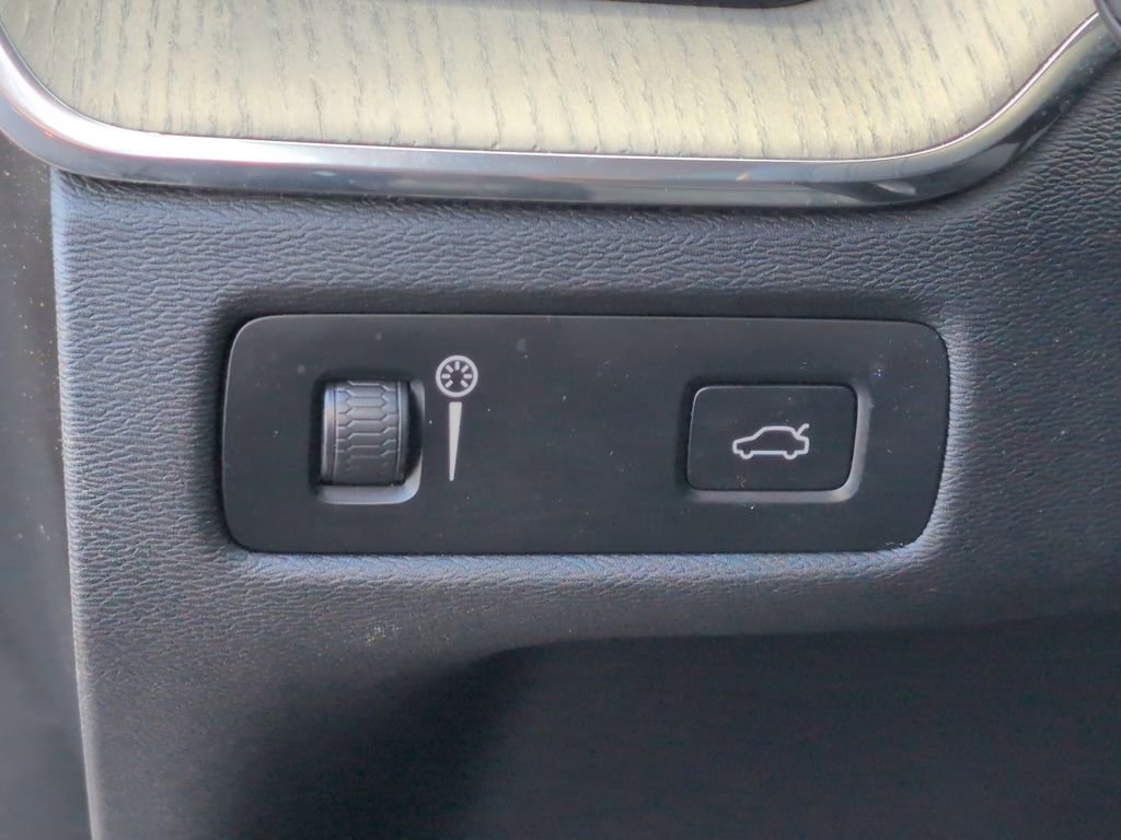 Used 2022 Volvo XC60 B5 Inscription w/ Advanced Package image 24