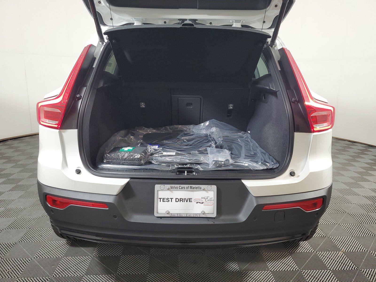 New 2026 Volvo XC40 B4 Core w/ Protection Package Premier FWD image 9