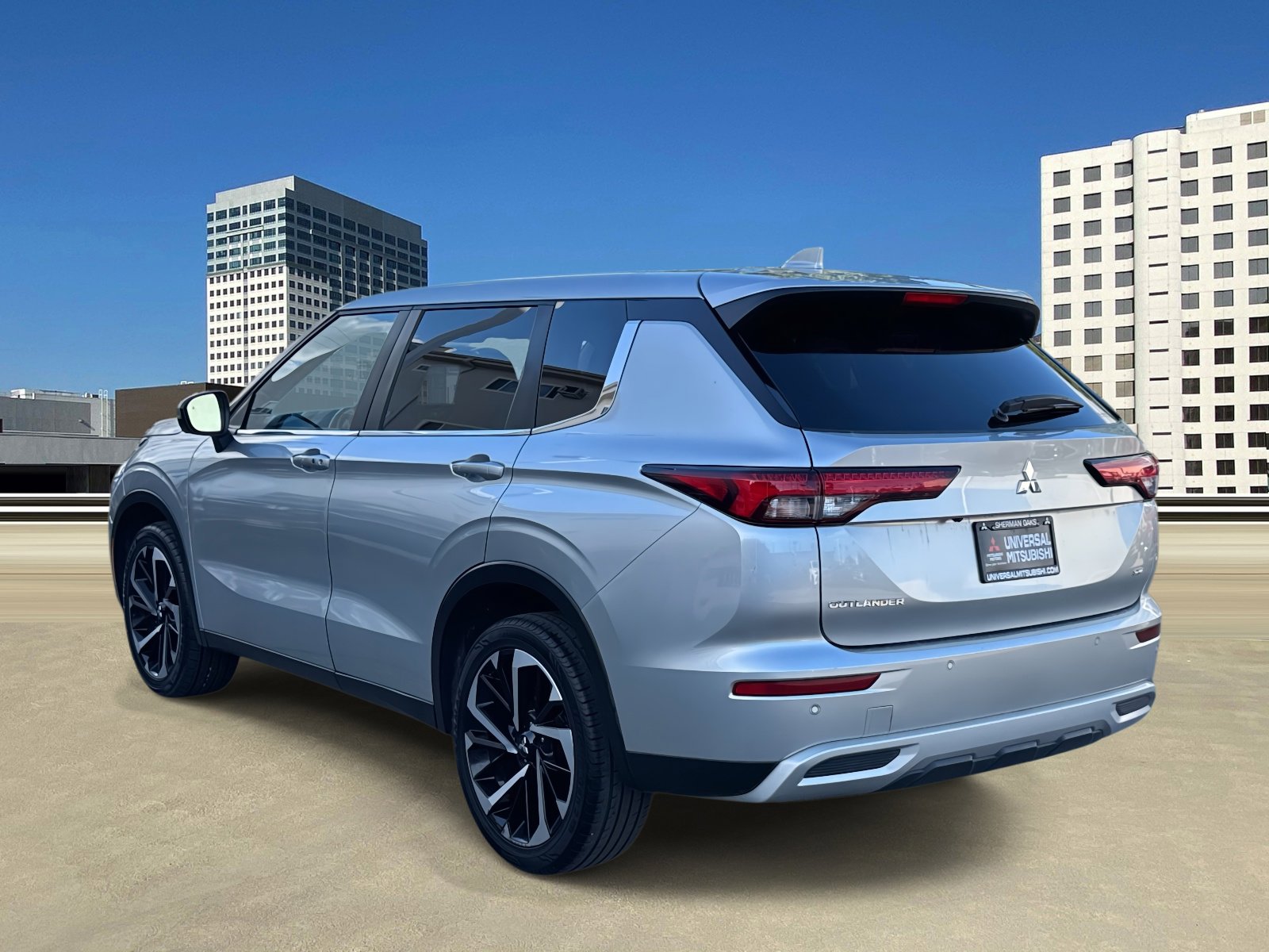 Used 2024 Mitsubishi Outlander AWD image 3