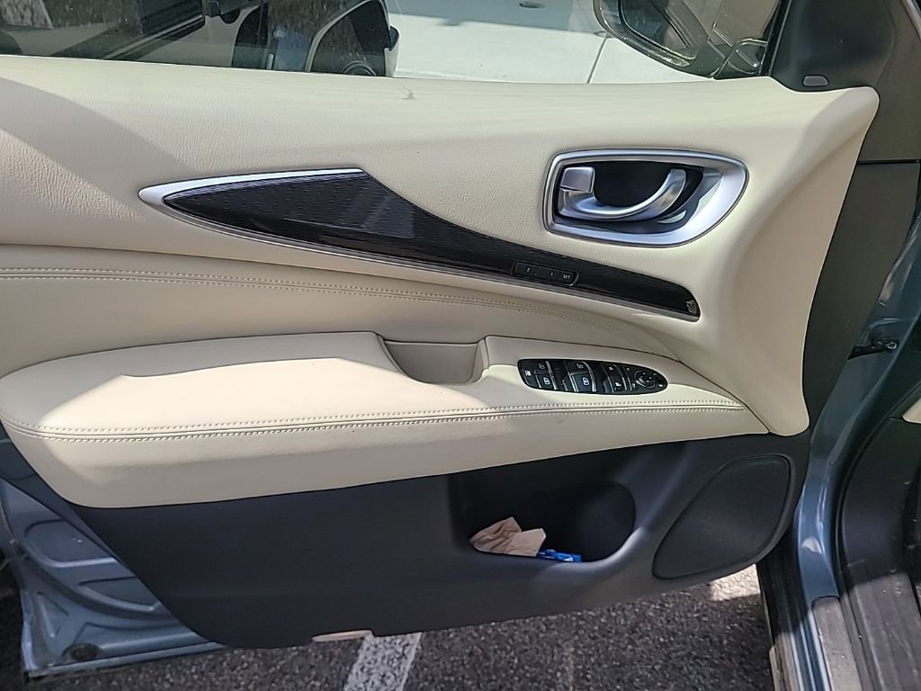 Used 2019 INFINITI QX60 Luxe w/ Essential Package image 2