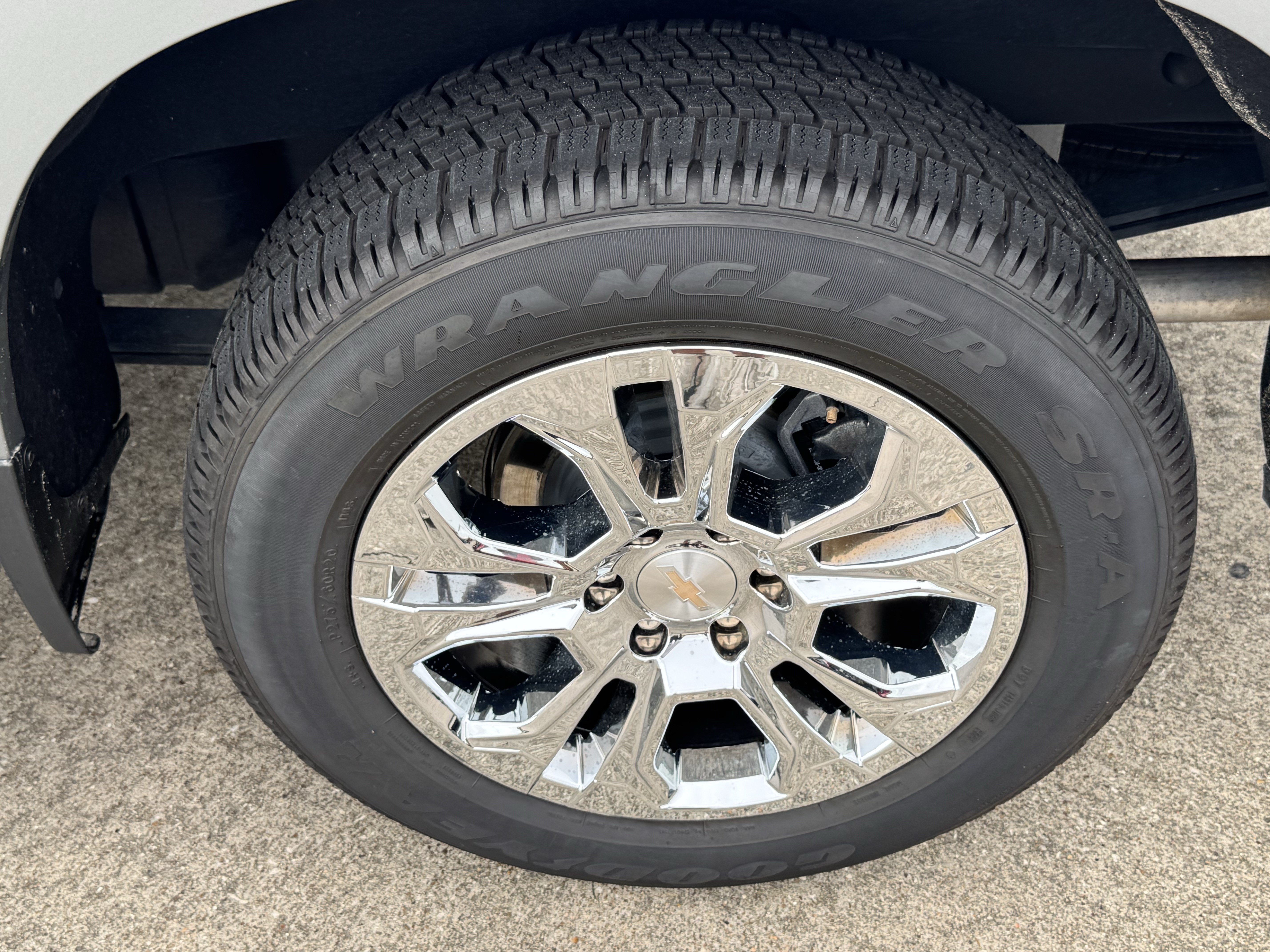 Used 2024 Chevrolet Silverado 1500 High Country w/ Technology Package AWD/4WD image 9