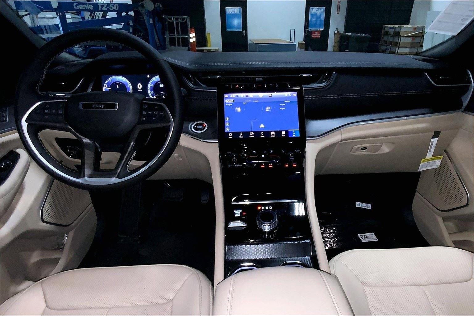 New 2025 Jeep Grand Cherokee Limited w/ Luxury Tech Group II AWD/4WD image 13
