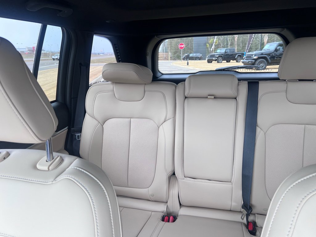 New 2026 Jeep Grand Cherokee Limited w/ Luxury Tech Group II RWD image 27