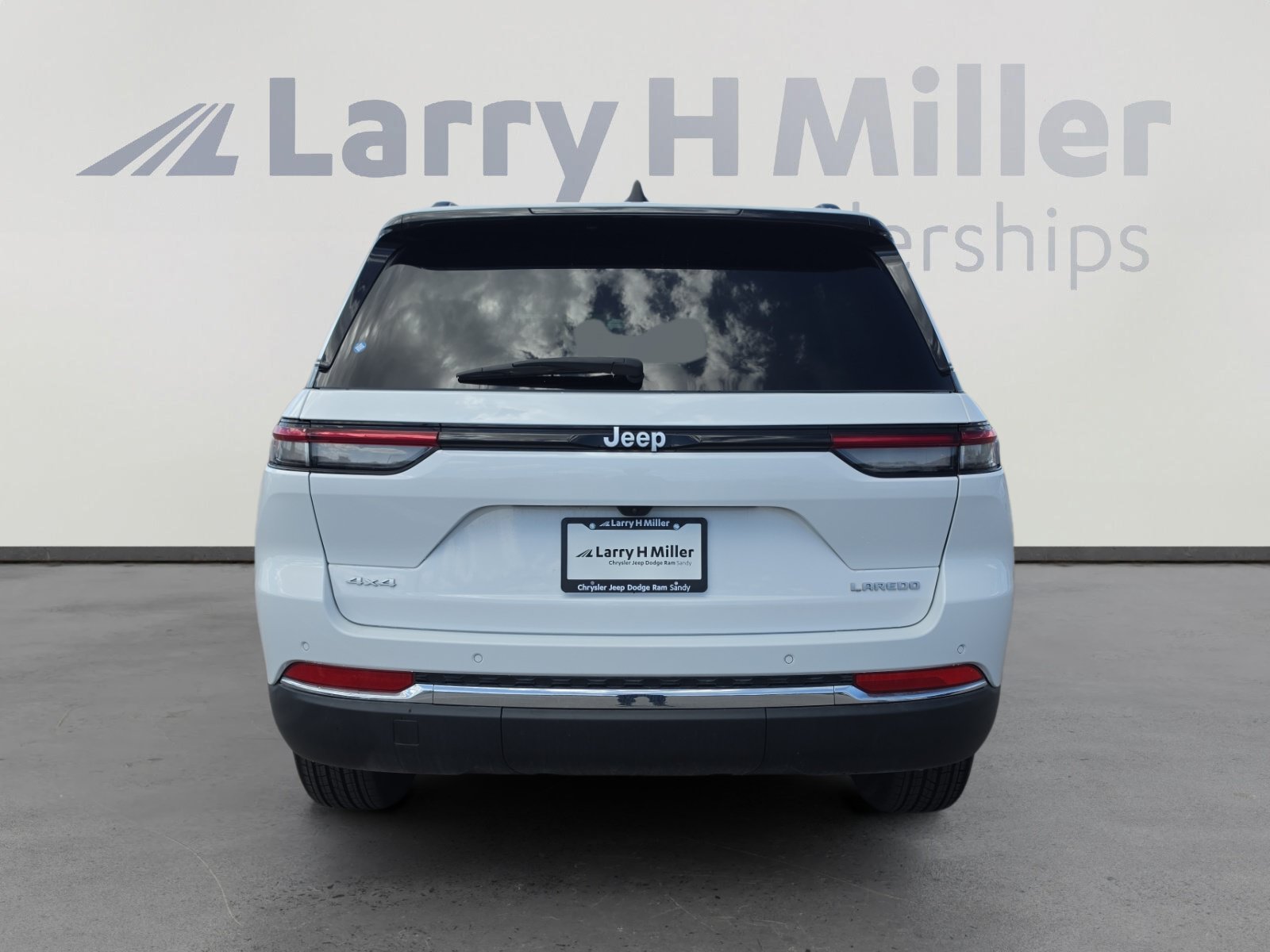 Used 2025 Jeep Grand Cherokee Laredo X w/ Trailer Tow Package AWD/4WD image 4