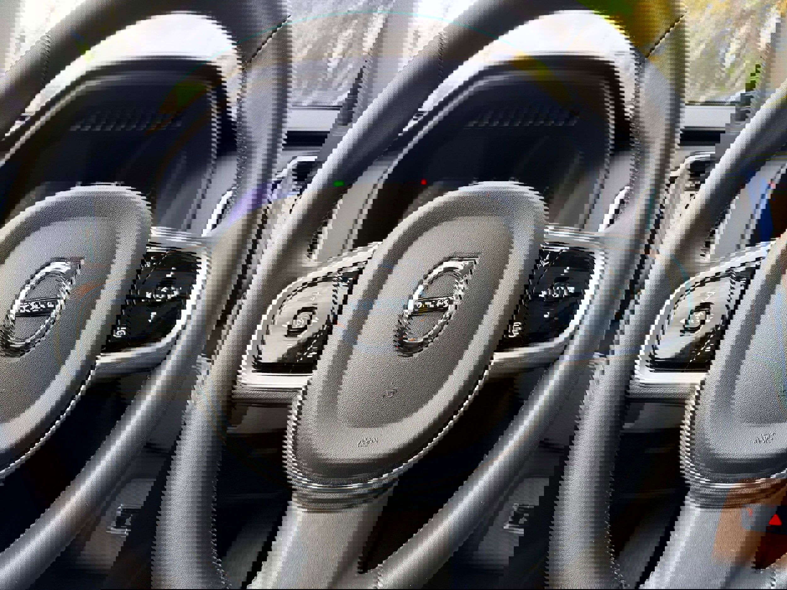 Certified 2025 Volvo XC90 B6 Ultra image 21